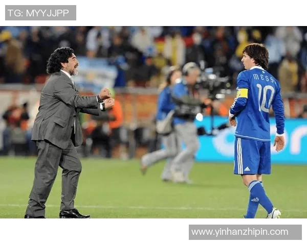 当代足球明星同框合影展现球场魅力与友谊的精彩瞬间